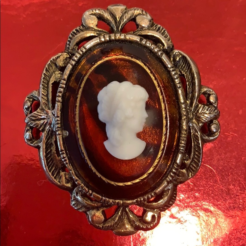 #467 Vintage Cameo Brooch